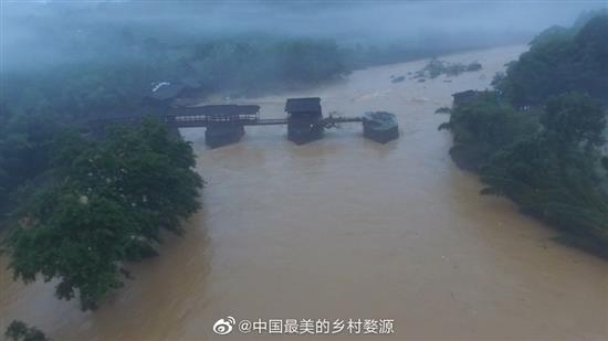 江西婺源800多年历史的彩虹桥被洪水冲毁。?